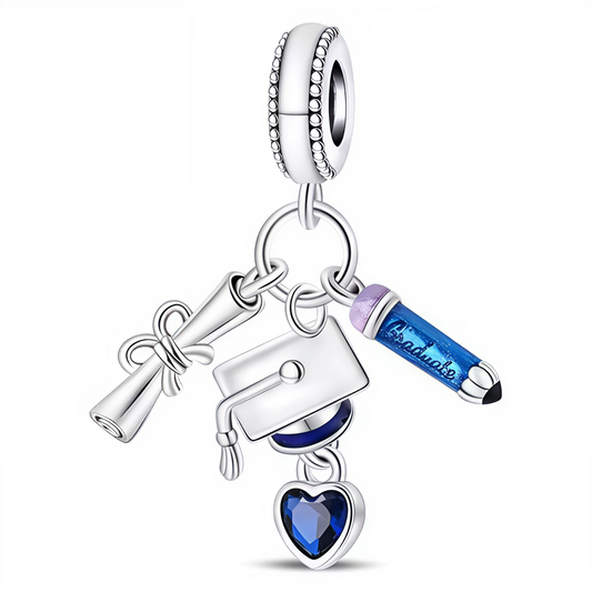 Un charm plein de sens pour marquer une réussite inoubliable. Ce pendentif unique associe quatre éléments délicats : un parchemin, un chapeau de diplômé avec un cœur bleu suspendu, et un crayon bleu gravé du mot "Graduate". Un bijou raffiné en argent 925, parfait pour célébrer l'effort, le savoir et l’émotion du jour de la remise des diplômes.