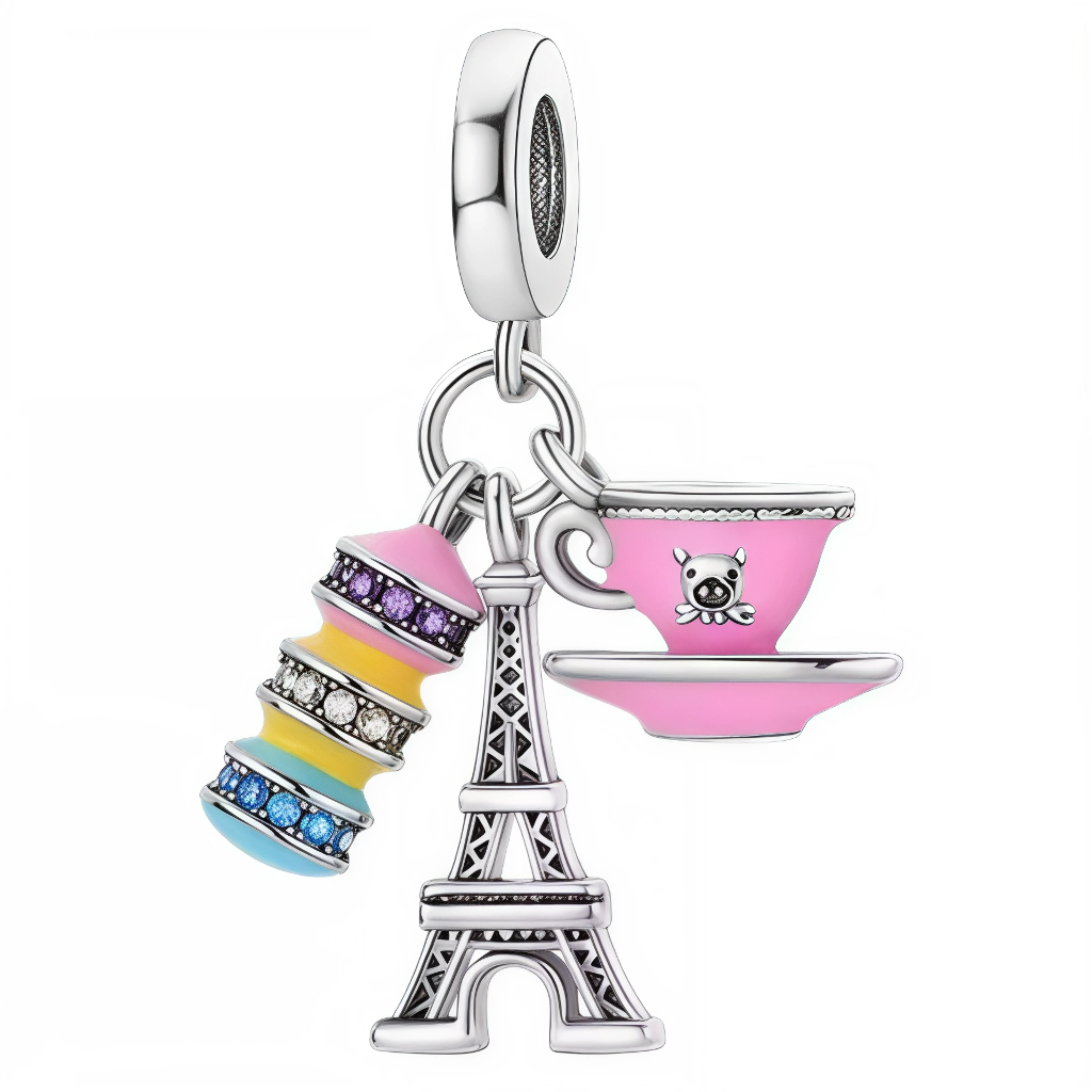 Voyagez à Paris à chaque regard avec ce charm "Paris Gourmand". Il réunit trois breloques iconiques : une Tour Eiffel raffinée, un trio de macarons multicolores sertis de strass et une tasse rose ornée d’un adorable motif. Ce bijou capture l’élégance parisienne et la douceur de la pâtisserie française, parfait pour celles qui aiment l’univers chic et sucré de la capitale ! Idéal à porter au poignet ou autour du cou pour une touche de fantaisie frenchy.
