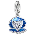 Ce charm pendentif en argent 925 représente un coquillage ouvert révélant un grand cœur cristallin, comme un trésor précieux découvert au fond de l’océan. Ses reflets bleus intenses évoquent les vagues et la profondeur marine, pour un bijou romantique et lumineux.

Caractéristiques :

-Matière : Argent 925/1000 massif, finition brillante, coquillage émaillé de bleu nacré et orné d’un cristal synthétique transparent taillé en forme de cœur.
-Design : Charm pendentif composé d’une bélière sertie de cristaux r