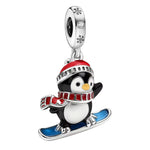 Charm pendentif représentant un pingouin équipé pour l’hiver, portant un bonnet rouge et une écharpe assortie, debout sur un snowboard bleu. Son design coloré et détaillé évoque les sports d’hiver, la neige et les moments joyeux en montagne.

Caractéristiques :

Matière : Argent 925 avec détails rouges, noirs, blancs et bleus.
Design : Pingouin avec bonnet, écharpe et snowboard.
Style : Hivernal, mignon, coloré et original.
Symbolique : Joie, aventure, liberté, amusement et esprit de fête.
Compatibilité : C