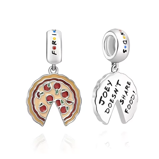 Le Charm Pendentif Taxi est un clin d'œil au célèbre taxi jaune de Phoebe dans Friends. Ce charm est parfait pour les fans de la série qui souhaitent se rappeler des trajets amusants et des moments mémorables de la bande dans New York. Avec des détails soignés, ce pendentif évoque l’esprit excentrique de Phoebe et son amour pour ce taxi emblématique.