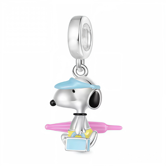 Snoopy troque sa niche pour les vagues avec ce charm pendentif estival et décontracté ! En tenue de plage, lunettes de soleil sur le nez et serviette prête à l’emploi, il incarne à merveille l’esprit des vacances. Réalisé en argent 925 avec des détails colorés, ce bijou apportera une touche de fun et de soleil à votre collection de charms.
