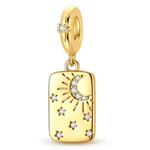 Ce charm rectangulaire en argent 925 arbore lune croissant rayons soleil étoiles zircons étincelants. Symbole harmonie céleste dualité lumière ombre aspirations cosmiques.

Caractéristiques

Matière : Argent 925 zircone multiple.
Design : Forme tag minimaliste motifs stellaires fins.
Compatibilité : Bracelets colliers thèmes astrologie bohème.