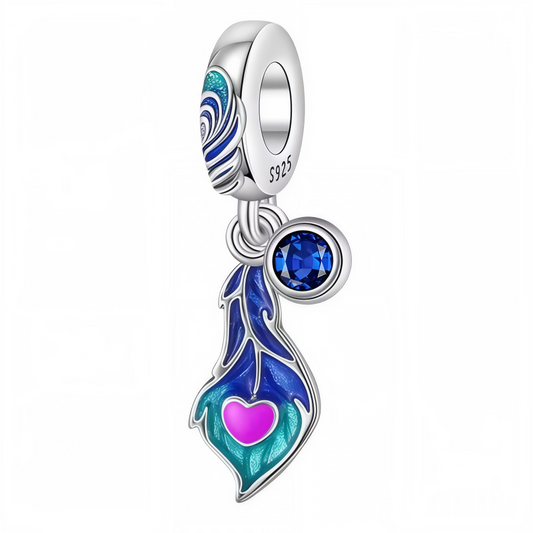 Un charm en Argent 925 en forme de plume de paon finement détaillée, élégant et raffiné, parfait pour apporter une touche sophistiquée et originale à votre bracelet.

Caractéristiques
– Matière : Argent 925
– Design : Plume de paon
– Style : Élégant, artistique et raffiné