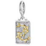 Ce charm pendentif en argent 925 représente le signe des Poissons avec deux poissons dorés stylisés en relief sur une plaque rectangulaire texturée. Il évoque l’intuition, la sensibilité et le monde imaginaire des natifs du signe.

Caractéristiques :

-Matière : Argent 925/1000 massif, poissons et étoiles en placage doré, cristal synthétique transparent serti sur une étoile.
-Design : Plaque martelée à bords lisses, ornée de deux poissons dorés en mouvement entourés d’étoiles dorées, suspendue à une bélière