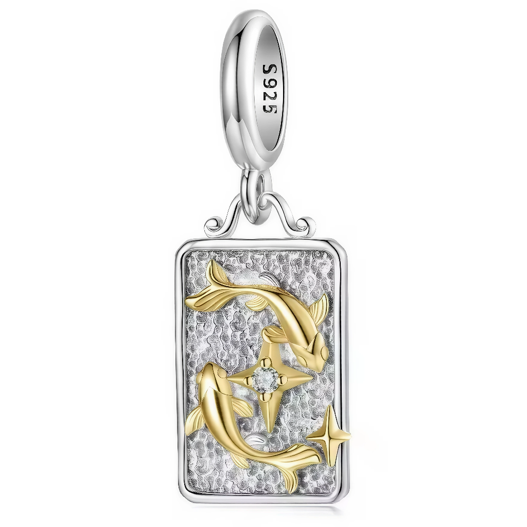 Ce charm pendentif en argent 925 représente le signe des Poissons avec deux poissons dorés stylisés en relief sur une plaque rectangulaire texturée. Il évoque l’intuition, la sensibilité et le monde imaginaire des natifs du signe.

Caractéristiques :

-Matière : Argent 925/1000 massif, poissons et étoiles en placage doré, cristal synthétique transparent serti sur une étoile.
-Design : Plaque martelée à bords lisses, ornée de deux poissons dorés en mouvement entourés d’étoiles dorées, suspendue à une bélière
