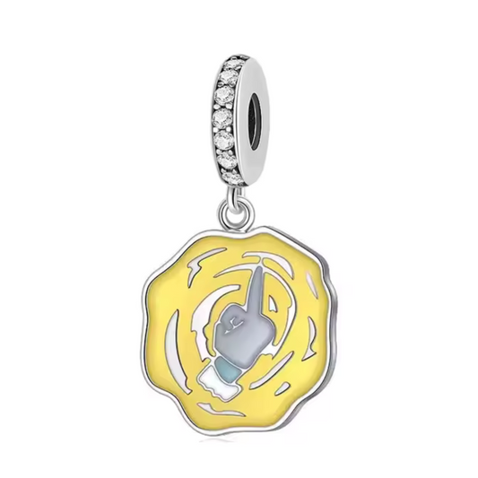 Sortez des sentiers battus (et de votre dimension) avec ce charm pendentif en argent 925 illustrant un portail interdimensionnel vert vif, d’où émerge le bras de Rick… vous gratifiant de son fameux doigt d’honneur. Une pièce provocante, fidèle à l’attitude désinvolte, cynique et totalement badass de Rick Sanchez.