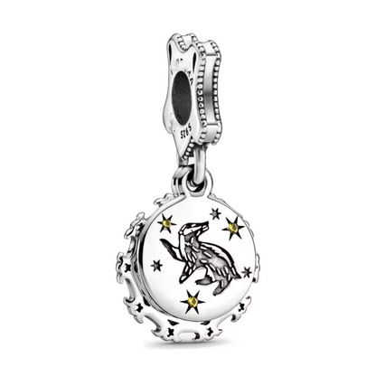 Montrez votre fierté pour la maison Poufsouffle avec ce charmant pendentif. Fabriqué en argent sterling 925, ce pendentif de haute qualité est orné du blason de Poufsouffle, mettant en avant le blaireau symbolique de la maison, connu pour sa loyauté et son travail acharné. Parfait pour les étudiants et anciens élèves de cette maison courageuse, ce pendentif capture l'esprit de justice et de détermination de Poufsouffle, ajoutant une touche de magie et de fierté à votre collier ou bracelet.