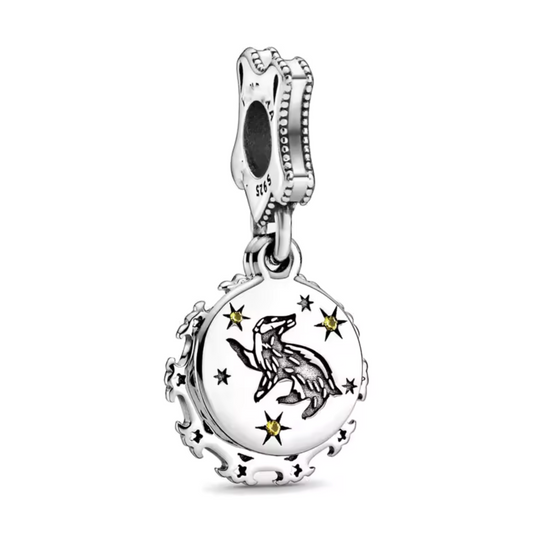 Montrez votre fierté pour la maison Poufsouffle avec ce charmant pendentif. Fabriqué en argent sterling 925, ce pendentif de haute qualité est orné du blason de Poufsouffle, mettant en avant le blaireau symbolique de la maison, connu pour sa loyauté et son travail acharné. Parfait pour les étudiants et anciens élèves de cette maison courageuse, ce pendentif capture l'esprit de justice et de détermination de Poufsouffle, ajoutant une touche de magie et de fierté à votre collier ou bracelet.