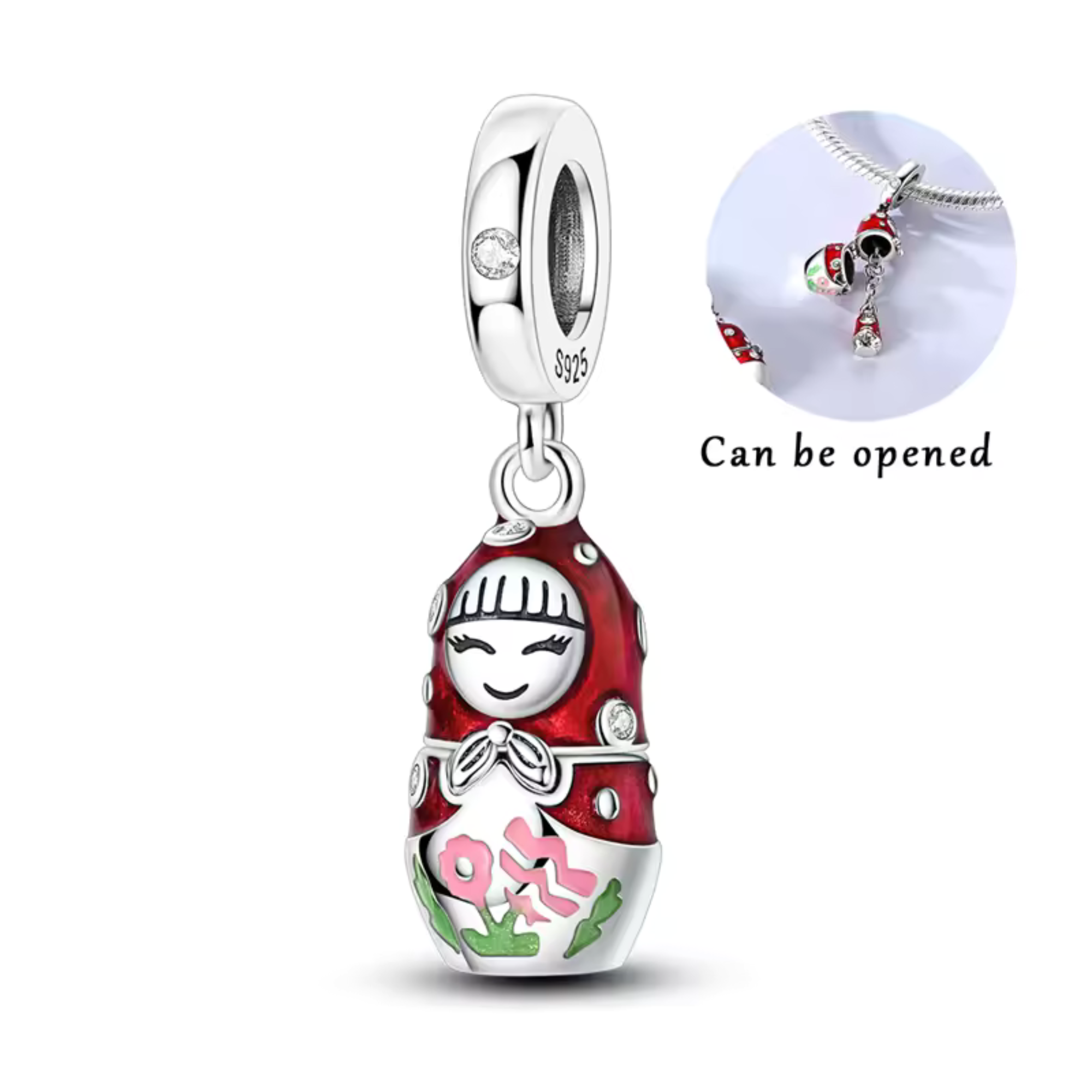 Ajoutez une touche d’élégance et de mystère à votre collection avec ce charm pendentif en argent 925 inspiré des célèbres poupées russes Matriochka. Ce bijou unique s’ouvre délicatement pour révéler à l’intérieur une seconde poupée miniature, symbole de transmission, de protection et de lien générationnel. Un hommage raffiné aux racines, à l’histoire et à la beauté des traditions.