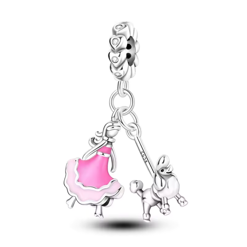 Ce charm en argent 925 montre petite fille robe rose évasée tenant laisse, caniche pomponné gracieux trotter joyeux, accents zircone bélière fleurie. Symbole complicité raffinée amitié loyale chic.

Caractéristiques

Matière : Argent 925 émail rose zircone étincelante.
Design : Duo fille-chien relié laisse, bélière décorative.
Compatibilité : Bracelets colliers thèmes animaux élégants.