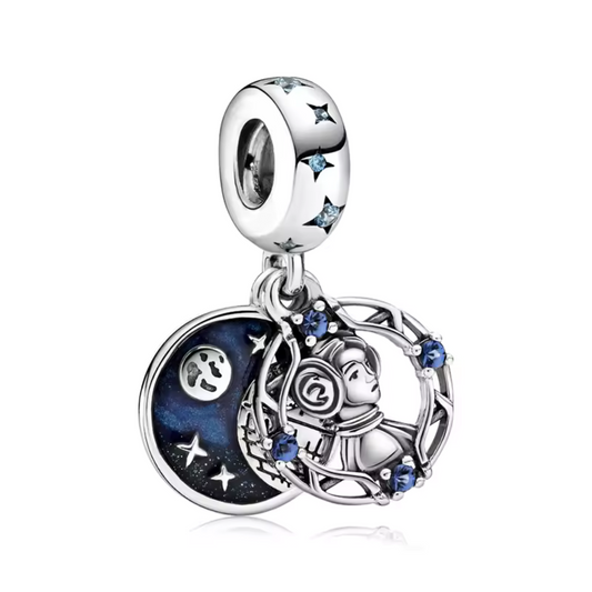 Honorez l'esprit de la princesse Leia avec ce médaillon iconique en argent sterling. Mettant en valeur la silhouette de Leia et des détails étoilés, ce charm célèbre la force, le courage et l'héroïsme de ce personnage culte de Star Wars.
