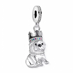 Ce charm pendentif met en scène un adorable pug assis, couronné d’une majestueuse couronne noire ornée de zircons multicolores étincelants (rose, vert, bleu), symbolisant royauté et tendresse canine. Le corps en argent poli capture les rides expressives et le regard attendrissant du bouledogue, avec un collier de zircons pour une touche royale. L’anneau supérieur pavé assure une fixation luxueuse sur les bracelets.