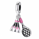 Montrez votre passion pour le tennis avec ce charm élégant représentant une raquette accompagnée d’un volant. Réalisé en&nbsp;argent 925, ce pendentif allie finesse et qualité pour un bijou qui sublime votre bracelet. Parfait pour les sportifs ou les amateurs du jeu, il ajoute une touche dynamique et sportive à votre collection.