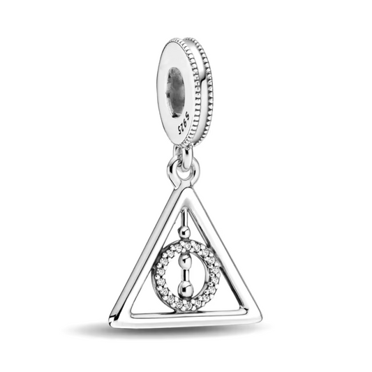 Affichez votre fascination pour les symboles légendaires de la saga Harry Potter avec ce charm pendentif Reliques de la Mort en argent sterling 925. Représentant le célèbre triangle des Reliques de la Mort (la Baguette de Sureau, la Pierre de Résurrection et la Cape d'Invisibilité), ce charm est un incontournable pour les fans de la magie et des mystères de Poudlard. Compatible avec les bracelets Pandora, ce pendentif ajoutera une touche mystique à votre collection.