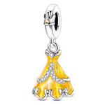 Ce charm en argent 925 présente robe de bal jaune doré scintillant paillettes zircone étincelantes, jupe évasée volant ondulé, couronne miniature jaune sertie perle au sommet. Symbole triomphe féminin royauté glamour triomphal.

Caractéristiques

Matière : Argent 925 émail jaune brillant zircone pailletée.
Design : Robe couronne dynamique, bélière ronde.
Compatibilité : Bracelets colliers thèmes princesses fêtes.