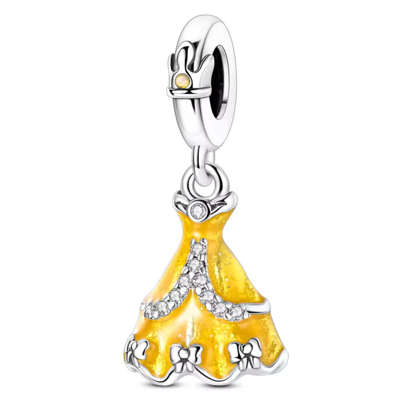 Ce charm en argent 925 présente robe de bal jaune doré scintillant paillettes zircone étincelantes, jupe évasée volant ondulé, couronne miniature jaune sertie perle au sommet. Symbole triomphe féminin royauté glamour triomphal.

Caractéristiques

Matière : Argent 925 émail jaune brillant zircone pailletée.
Design : Robe couronne dynamique, bélière ronde.
Compatibilité : Bracelets colliers thèmes princesses fêtes.