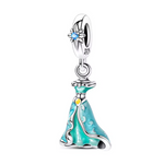 Ce charm en argent 925 présente robe orientale turquoise ondulée pailletée, cœur jaune central, étoile bleue sertie en haut. Symbole liberté aventure exotisme royal désertin.

Caractéristiques

Matière : Argent 925 émail turquoise jaune zircone bleue.
Design : Robe fluide dynamique, bélière étoilée.
Compatibilité : Bracelets colliers thèmes princesses orientales.