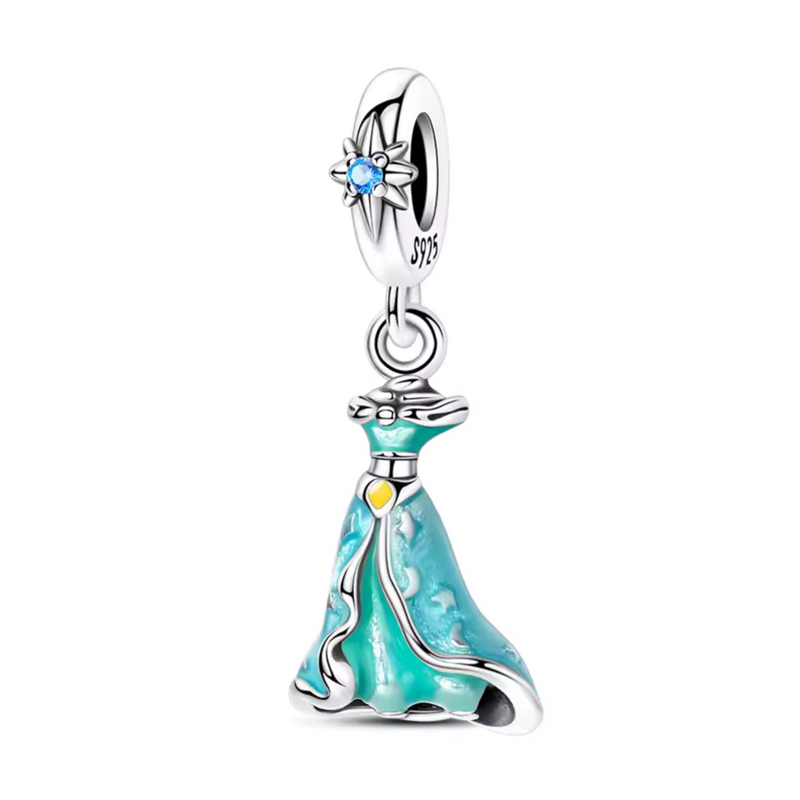 Ce charm en argent 925 présente robe orientale turquoise ondulée pailletée, cœur jaune central, étoile bleue sertie en haut. Symbole liberté aventure exotisme royal désertin.

Caractéristiques

Matière : Argent 925 émail turquoise jaune zircone bleue.
Design : Robe fluide dynamique, bélière étoilée.
Compatibilité : Bracelets colliers thèmes princesses orientales.
