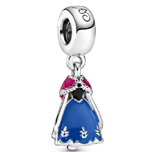 Ajoutez une touche d’aventure et de charme à votre collection avec ce charm pendentif en argent 925 représentant la robe emblématique d’Anna, l’héroïne courageuse de La Reine des Neiges. Ce bijou délicat capture la chaleur et la détermination du personnage grâce à ses détails précis et ses couleurs fidèles.

Caractéristiques :

Matière : Argent 925 finition brillante et résistante
Design : Robe d’Anna avec finitions soignées et touches d’émail dans les tons bleu, noir et rouge
Coloris : Argent poli avec éma