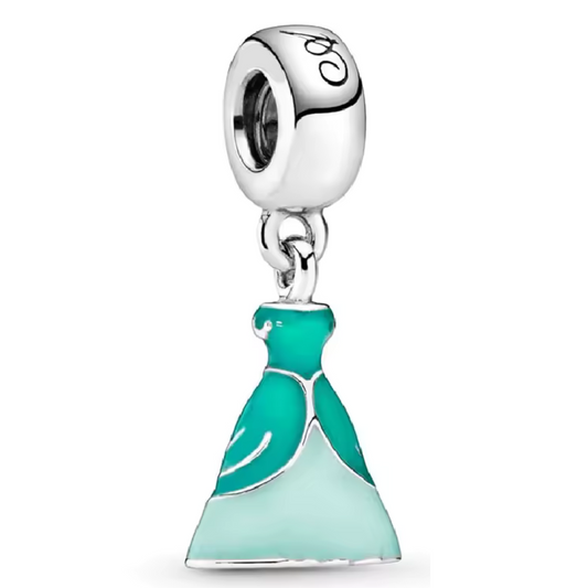 Apportez une touche enchantée à votre collection avec ce charm pendentif en argent 925 représentant la robe emblématique d’Ariel, la princesse des mers. Inspiré du classique La Petite Sirène, ce bijou délicat capture la fraîcheur et la vivacité du personnage grâce à ses détails colorés et raffinés.

Caractéristiques :

Matière : Argent 925 finition brillante et résistante
Design : Robe d’Ariel avec finitions précises et touches d’émail vert et violet
Coloris : Argent poli avec nuances colorées fidèles à la 