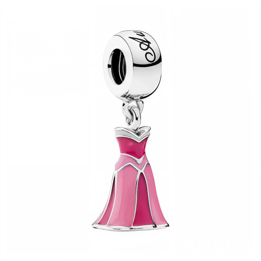 Ce charm pendentif en argent 925 (S925) miniature reproduit la robe rose iconique d'Aurore de La Belle au Bois Dormant, corsage brodé or, manches longues bouffantes et jupe volumineuse satinée Disney 1959. Il symbolise malédiction brisée, amour princier et magie des fées bienveillantes.

Caractéristiques :

Matière : Argent 925 (S925) avec émail rose satiné, broderies dorées fines et texture tulle ciselée.
Design : Robe complète 3D, collerette délicate, volume jupe façon Flora/Merryweather originale.
Compat