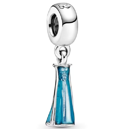Illuminez votre collection avec ce charm pendentif en argent 925 représentant la robe emblématique d’Elsa, la reine des neiges. Inspiré du film Frozen, ce bijou délicat capture la majesté et la puissance glacée du personnage grâce à ses détails scintillants et ses touches d’émail bleu.

Caractéristiques :

Matière : Argent 925 finition brillante et résistante
Design : Robe d’Elsa avec finitions détaillées et touches d’émail bleu clair et argenté
Coloris : Argent poli avec nuances bleues pour un rendu fidè