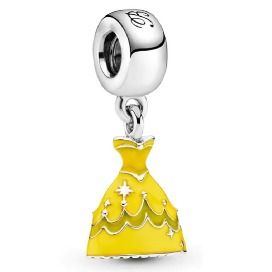Sublimez votre collection avec ce charm pendentif en argent 925 représentant la célèbre robe jaune de Belle, héroïne du classique La Belle et la Bête. Ce bijou délicat capture la grâce et la beauté intemporelle de cette princesse Disney, parfaite pour les amoureux des contes romantiques.

Caractéristiques :

Matière : Argent 925 finition brillante et résistante
Design : Robe de Belle avec détails finement ciselés et touches d’émail jaune doré
Coloris : Argent poli avec nuances jaunes pour un rendu fidèle à 