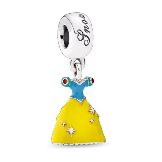 Ajoutez une touche féerique à votre collection avec ce charm pendentif en argent 925 représentant la robe emblématique de Blanche-Neige. Inspiré du tout premier classique Disney, ce bijou délicat capture la pureté et l’élégance de la princesse au cœur tendre.

✨ Caractéristiques :

Matière : Argent 925 finition brillante et résistante
Design : Robe de Blanche-Neige avec finitions détaillées et touches d’émail jaune, bleu et rouge
Coloris : Argent poli avec émail coloré fidèle à la tenue iconique
Compatibili