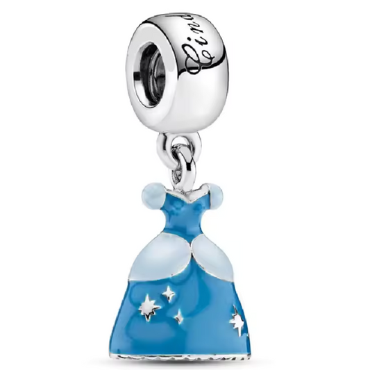 Embellissez votre collection avec ce charm pendentif en argent 925 représentant la robe emblématique de Cendrillon, symbole de rêve et de transformation. Inspiré du classique Disney, ce bijou délicat capture la grâce et la magie du moment où tout devient possible.

✨ Caractéristiques :

Matière : Argent 925 finition brillante et résistante
Design : Robe de Cendrillon avec détails finement ciselés et touches d’émail bleu clair
Coloris : Argent poli avec nuances bleu pastel pour un rendu fidèle à la tenue ico