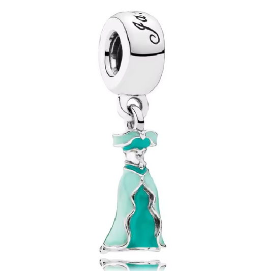 Ajoutez une touche d’aventure et de mystère à votre collection avec ce charm pendentif en argent 925 représentant la robe iconique de Jasmine, la princesse de Aladdin. Ce bijou délicat capture l’élégance et la personnalité forte de Jasmine grâce à ses détails raffinés et ses couleurs vibrantes.

Caractéristiques :

Matière : Argent 925 finition brillante et résistante
Design : Robe de Jasmine avec finitions précises et touches d’émail turquoise et doré
Coloris : Argent poli avec nuances colorées fidèles à l