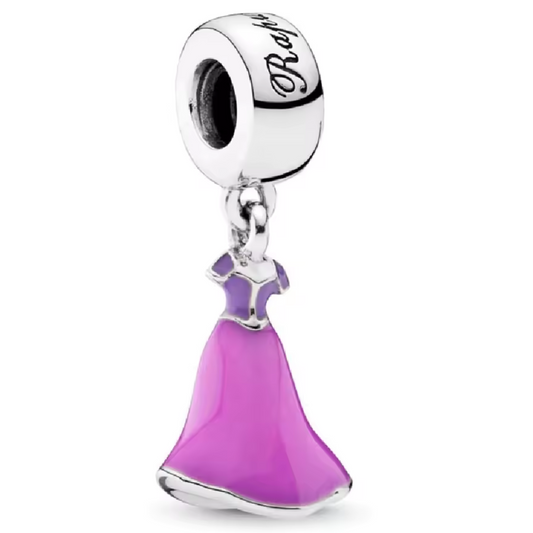 Ajoutez une touche féerique à votre collection avec ce charm pendentif en argent 925 représentant la robe iconique de Raiponce. Inspirée du film Raiponce, cette pièce délicate capture la grâce et la beauté de la princesse grâce à ses détails raffinés et ses couleurs douces.

Caractéristiques :

Matière : Argent 925 finition brillante et résistante
Design : Robe de Raiponce avec finitions détaillées et touches d’émail violet pastel
Coloris : Argent poli avec nuances violettes pour une touche fidèle au pers
