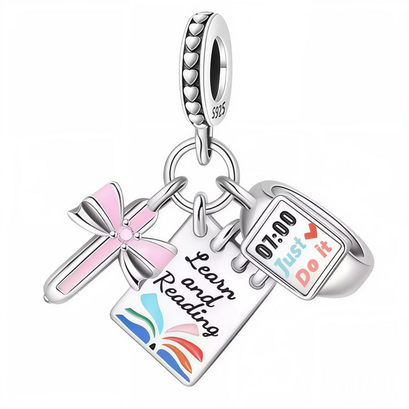 Ce charm triple en argent 925 réunit stylo rose nœud, carnet émaillé inscription « Learn and Reading » avec éventail coloré, montre connectée affichant heure et messages motivants. Symbole discipline douce, créativité et motivation quotidienne.

Caractéristiques

Matière : Argent 925 émail rose multicolore.
Design : Trois pendentifs mobiles sur anneau à cœurs, détails gravés minutieux.
Compatibilité : Bracelets et colliers sur le thème études, organisation, développement personnel.