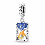 Ce charm en argent 925 forme sablier supérieur bleu nuit lune étoiles pailletées, inférieur orange soleil couchant, cadre ajouré. Symbole passage temps cycles jour-nuit équilibre cosmique.

Caractéristiques

Matière : Argent 925 émail bleu orange zircone.
Design : Structure symétrique symbolique fluide.
Compatibilité : Bracelets colliers thèmes astrologie temps.