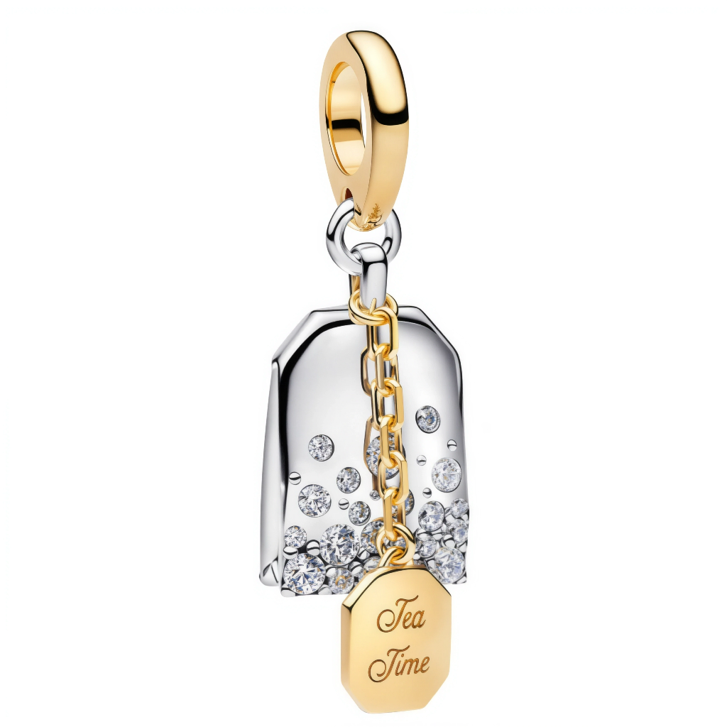 Ce charm pendentif en argent 925 (S925) reproduit un sachet de thé victorien élégant avec étiquette Tea time, référence directe aux salons raffinés de Bridgerton. Il symbolise commérages mondains, rituels tea time et romance Regency.

Caractéristiques :

Matière : Argent 925 (S925).
Design : Sachet carré réaliste, calligraphie fine « Tea Time ».
Compatibilité : Compatible avec les bracelets à charms standards (type Pandora, etc.) et chaînes fines.
