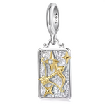 Ce charm pendentif en argent 925 met à l’honneur le signe du Sagittaire avec un arc et une flèche dorés en relief sur une plaque rectangulaire texturée. Il évoque la liberté, l’optimisme et l’esprit d’exploration.

Caractéristiques :

-Matière : Argent 925/1000 massif, arc, flèche et étoiles en placage doré, cristal synthétique transparent serti dans une étoile.
-Design : Plaque martelée aux contours lisses, décorée d’un arc et d’une flèche dorés en trois dimensions entourés de petites étoiles dorées, suspe