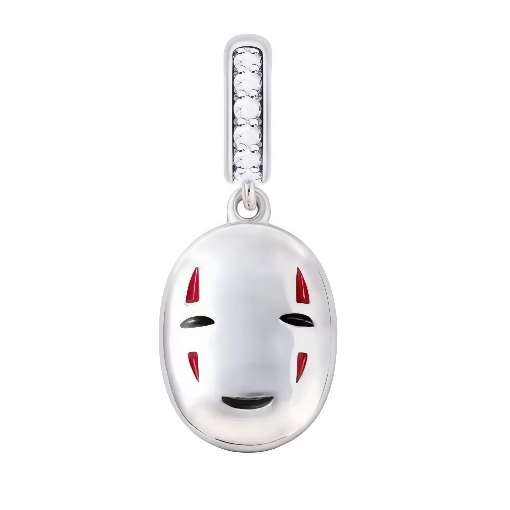 Ce charm pendentif en argent 925 (S925) capture Sans-Visage mystérieux du Voyage de Chihiro, esprit noir masqué blanc au sourire figé énigmatique. Il symbolise solitude insatiable, identité fluide et quête d'appartenance.

Caractéristiques :

Matière : Argent 925 (S925) poli avec émail noir soyeux, masque blanc contrasté brillant.
Design : masque Nô impassible.
Compatibilité : Compatible avec les bracelets à charms standards (type Pandora, etc.) et chaînes fines.
