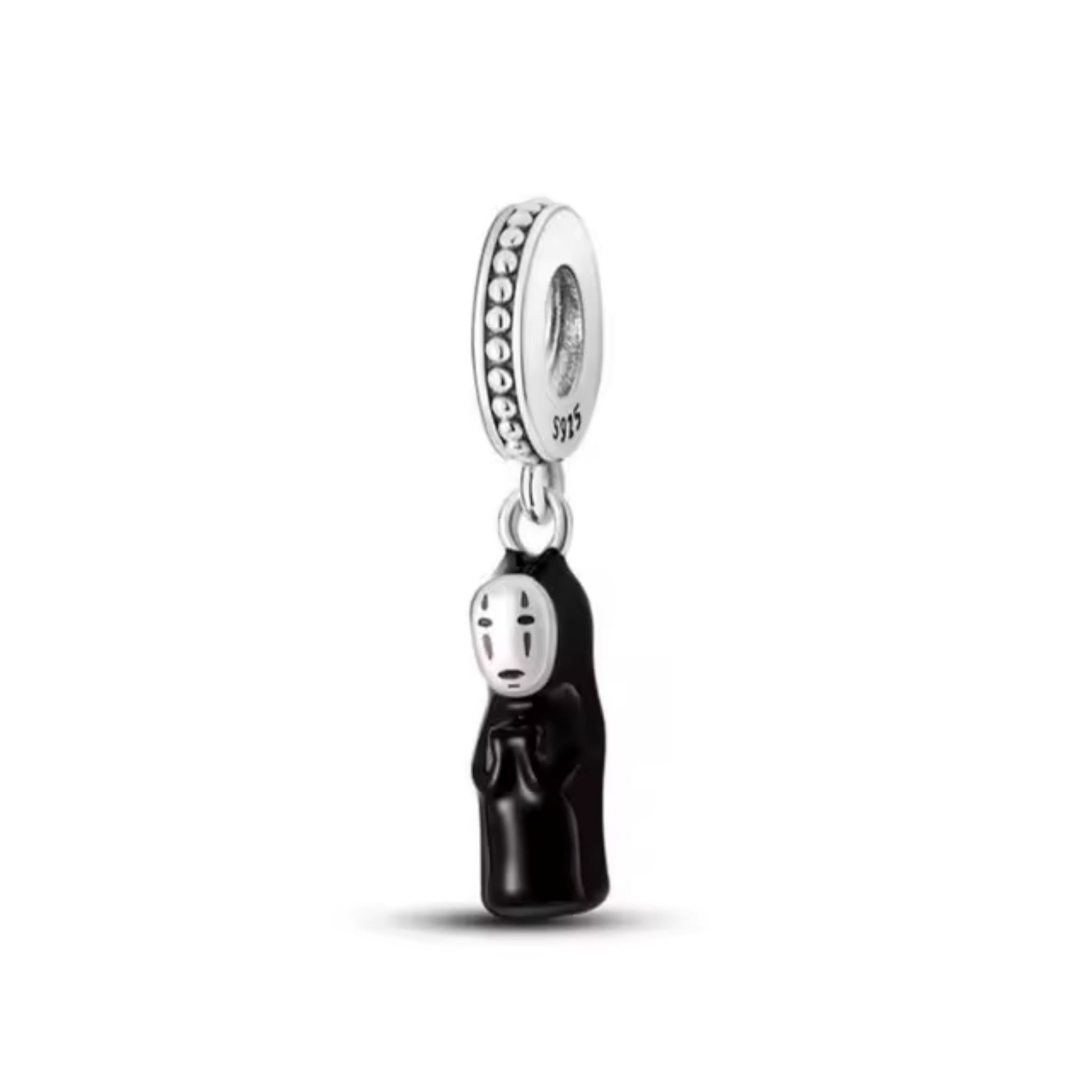 Invitez la magie du Voyage de Chihiro dans votre collection avec ce charm Sans Visage. En argent 925, il reflète le mystère et l’élégance de cet énigmatique personnage du chef-d’œuvre de Miyazaki.