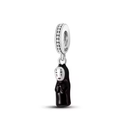 Invitez la magie du Voyage de Chihiro dans votre collection avec ce charm Sans Visage. En argent 925, il reflète le mystère et l’élégance de cet énigmatique personnage du chef-d’œuvre de Miyazaki.