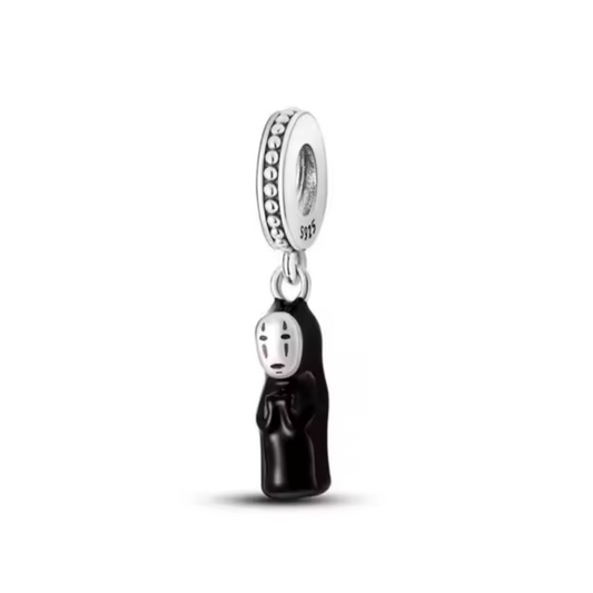 Invitez la magie du Voyage de Chihiro dans votre collection avec ce charm Sans Visage. En argent 925, il reflète le mystère et l’élégance de cet énigmatique personnage du chef-d’œuvre de Miyazaki.