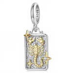 Ce charm pendentif en argent 925 représente le signe du Scorpion sous la forme d’un scorpion doré en relief, posé sur une plaque rectangulaire martelée. Des petites étoiles dorées, dont une sertie d’un cristal clair, complètent la scène comme un ciel nocturne, pour un bijou qui célèbre l’intensité et la profondeur du signe.

Caractéristiques :

-Matière : Argent 925/1000 massif pour la base, détails du scorpion et des étoiles en placage doré, cristal synthétique transparent soulignant l’une des étoiles.
-De