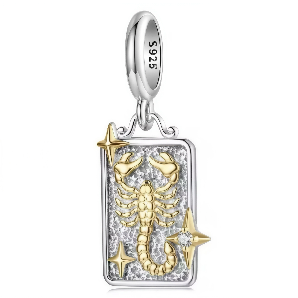 Ce charm pendentif en argent 925 représente le signe du Scorpion sous la forme d’un scorpion doré en relief, posé sur une plaque rectangulaire martelée. Des petites étoiles dorées, dont une sertie d’un cristal clair, complètent la scène comme un ciel nocturne, pour un bijou qui célèbre l’intensité et la profondeur du signe.

Caractéristiques :

-Matière : Argent 925/1000 massif pour la base, détails du scorpion et des étoiles en placage doré, cristal synthétique transparent soulignant l’une des étoiles.
-De