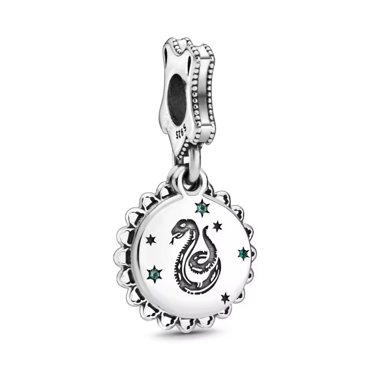 Affichez votre fierté pour la maison Serpentard avec ce charm pendentif exquis inspiré de l'univers de Harry Potter. Fabriqué en argent sterling 925, ce charm est une célébration élégante de Serpentard, mettant en avant l'emblématique serpent de la maison. Conçu avec des détails soignés et une finition brillante, il est parfait pour les amateurs de magie qui souhaitent ajouter une touche de sagesse et de raffinement à leur collection de bijoux.
