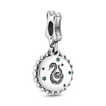Affichez votre fierté pour la maison Serpentard avec ce charm pendentif exquis inspiré de l'univers de Harry Potter. Fabriqué en argent sterling 925, ce charm est une célébration élégante de Serpentard, mettant en avant l'emblématique serpent de la maison. Conçu avec des détails soignés et une finition brillante, il est parfait pour les amateurs de magie qui souhaitent ajouter une touche de sagesse et de raffinement à leur collection de bijoux.