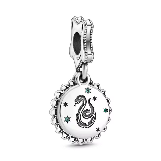 Affichez votre fierté pour la maison Serpentard avec ce charm pendentif exquis inspiré de l'univers de Harry Potter. Fabriqué en argent sterling 925, ce charm est une célébration élégante de Serpentard, mettant en avant l'emblématique serpent de la maison. Conçu avec des détails soignés et une finition brillante, il est parfait pour les amateurs de magie qui souhaitent ajouter une touche de sagesse et de raffinement à leur collection de bijoux.