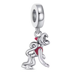 Ce charm en argent 925 montre singe dynamique rampant acrobate, tenue rouge vif cœur cœur rose, queue enroulée espiègle, expression malicieuse joueuse. Symbole agilité joie farces tropicales énergiques.

Caractéristiques

Matière&nbsp;: Argent 925.
Design : Singe Acrobate.
Compatibilité : Bracelets colliers thèmes animaux.