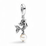 Ce charm pendentif en argent 925 représente une sirène élégante inspirée de&nbsp;La Petite Sirène, silhouette élancée queue écailleuse ciselée finement argentée, cheveux longs ondulés, yeux mystérieux et une perle luminescente parfaite. Elle symbolise trésors abyssaux, pureté marine et rêves de surface éternels.

Caractéristiques :

Matière : Argent 925 poli haut brillant, perle blanche nacrée.
Design : Sirène courbée gracieuse, queue texturée réaliste, perle suspendue mobile.
Dimensions : 1,9 cm hauteur, p