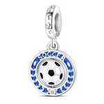 Ce charm rond en argent 925 arbore ballon football central texturé panneaux noirs blancs, cadre bleu émaillé dynamique pavé étoiles ciselées, mot « SOCCER » gravé fier, diamant minuscule éclat victoire. Symbole passion universelle terrain.

Caractéristiques

Matière : Argent 925 émail bleu noir blanc.
Design : Ballon encadrement étoilé inscription, bélière intégrée.
Compatibilité : Convient bracelets colliers charms modulables.