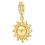 Ce charm pendentif en forme de soleil diffuse une énergie lumineuse et positive grâce à sa finition dorée éclatante et son anneau pavé de strass étincelants. Les rayons finement travaillés créent une silhouette rayonnante, idéale pour illuminer n’importe quel bracelet ou collier.