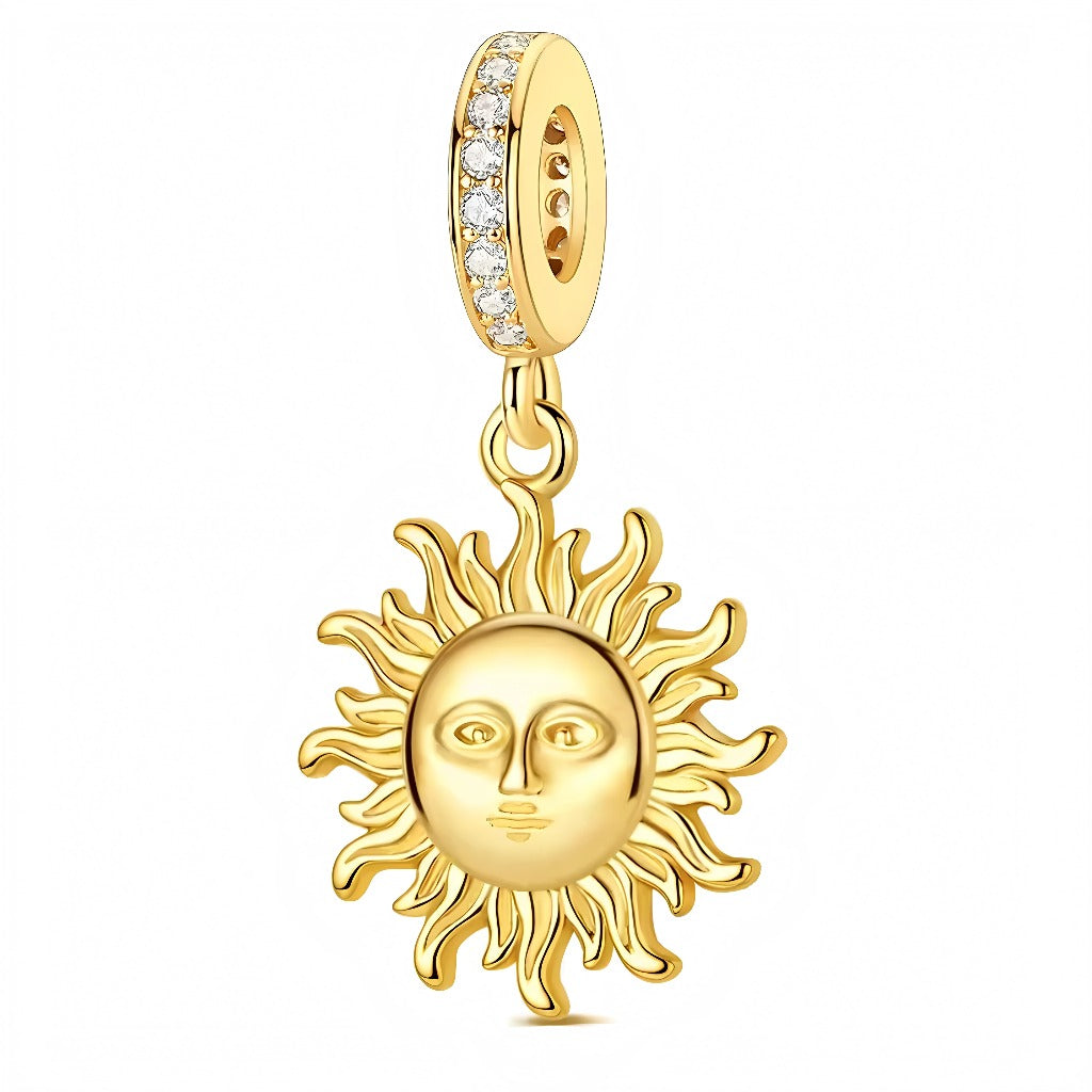 Ce charm pendentif en forme de soleil diffuse une énergie lumineuse et positive grâce à sa finition dorée éclatante et son anneau pavé de strass étincelants. Les rayons finement travaillés créent une silhouette rayonnante, idéale pour illuminer n’importe quel bracelet ou collier.